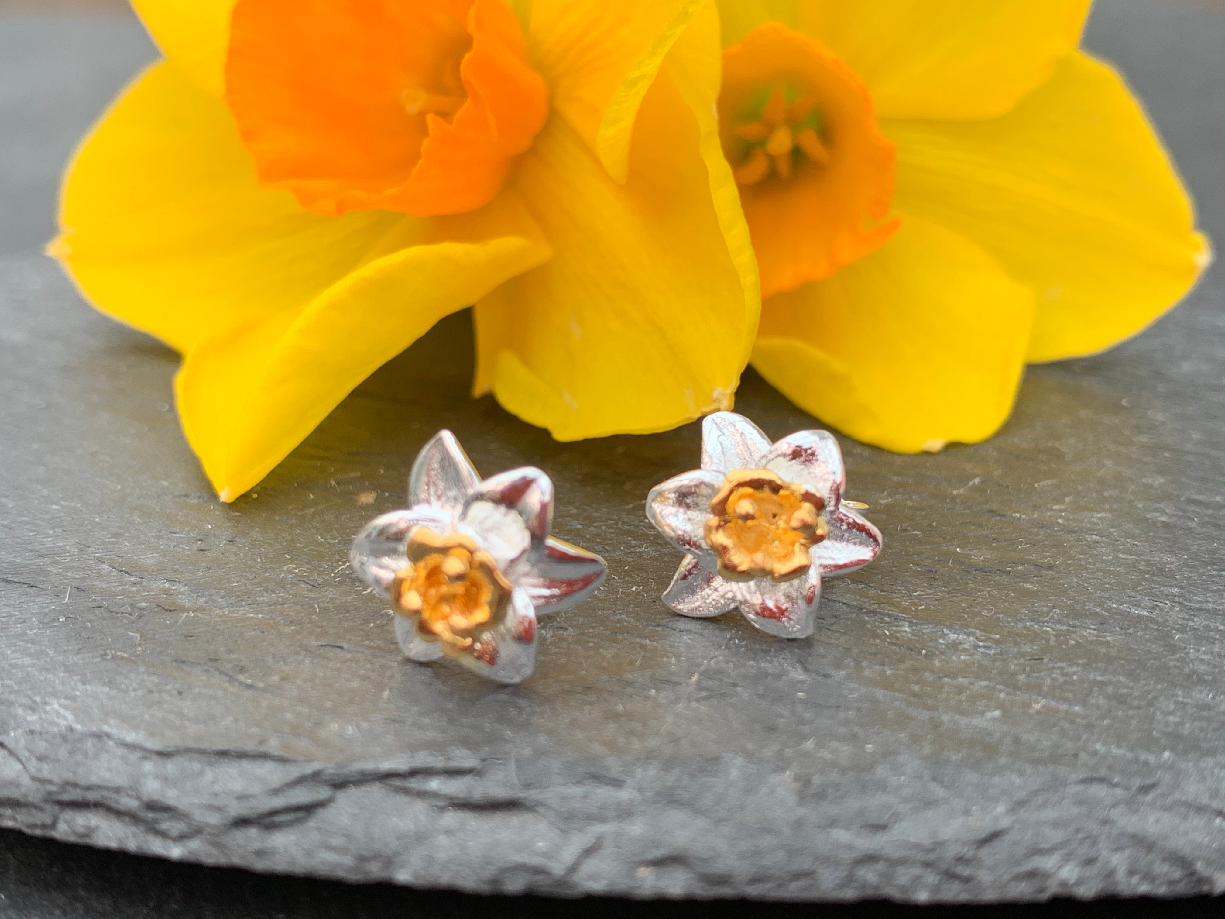 Silver daffodil store earrings