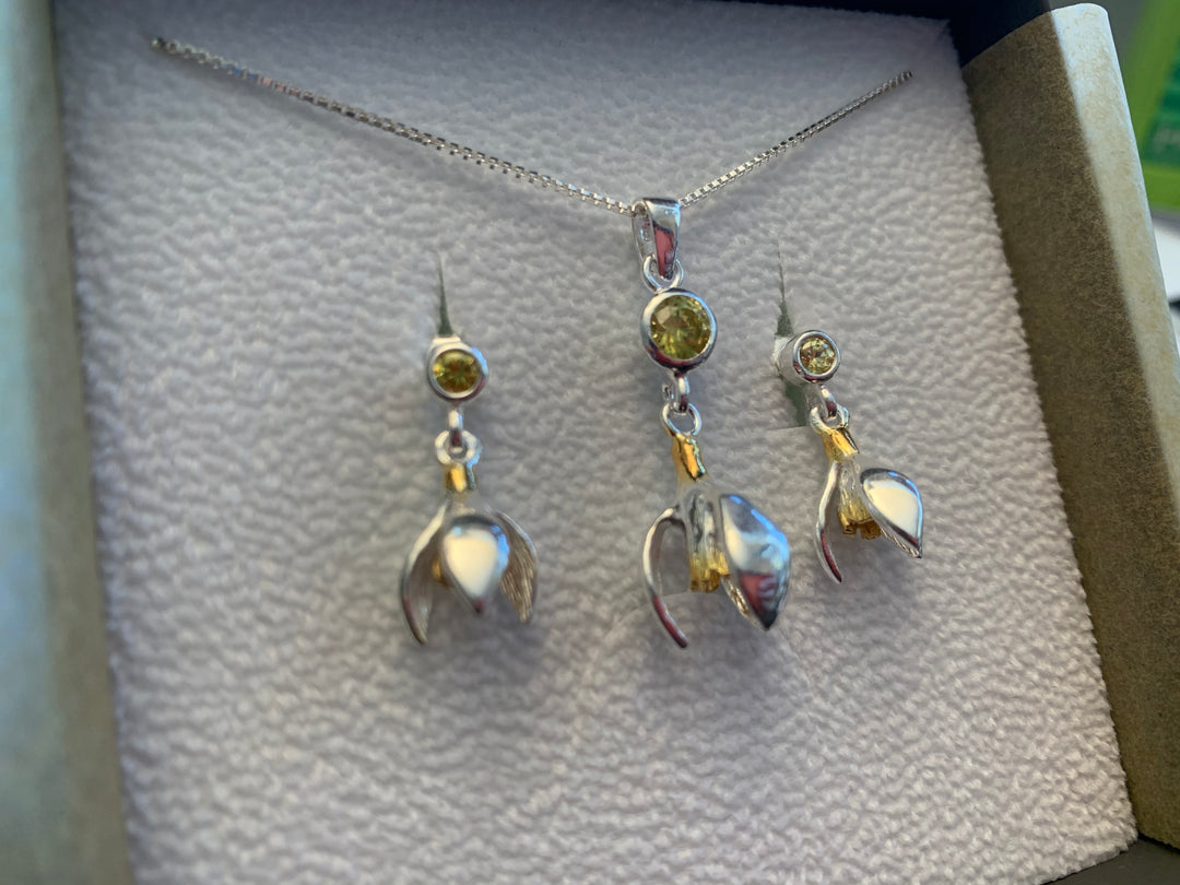 Snowdrop Pendant with Garnet and Peridot